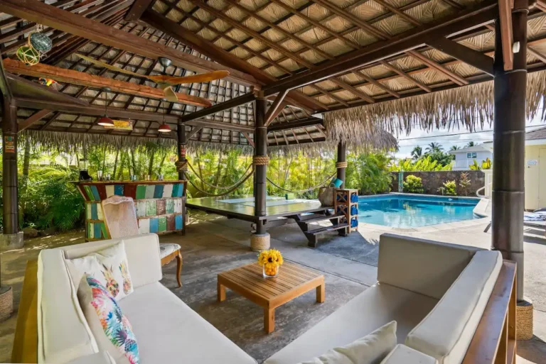 How to Create a Cozy Outdoor Lounge Area in a Small Space