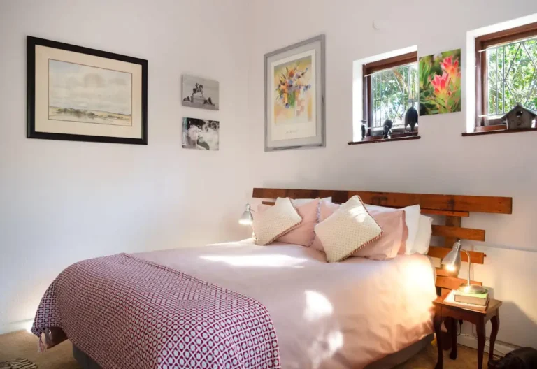 Small Bedroom? Try These 9 Space-Saving Décor Ideas